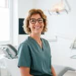 Portrett av Christel Urdal i en tannlegeklinikk