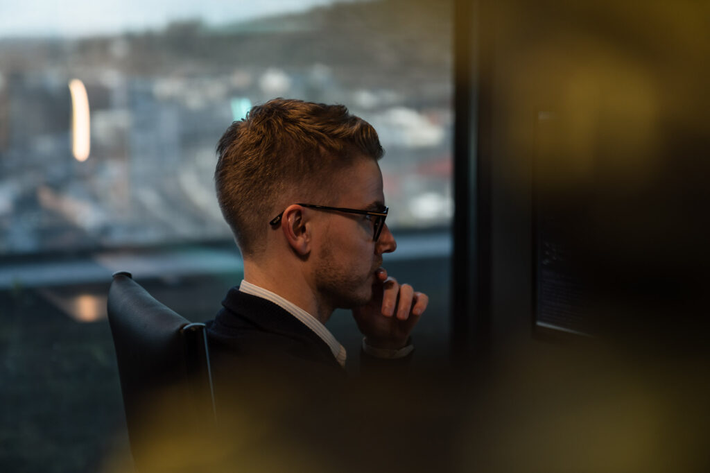 En ansatt i Veniro som koder en hjemmeside for en kunde