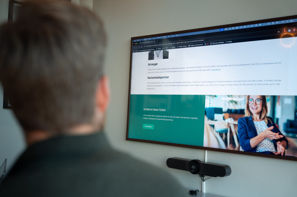 Bilde av bakhodet til en ansatt som ser på en hjemmeside som har blitt utviklet