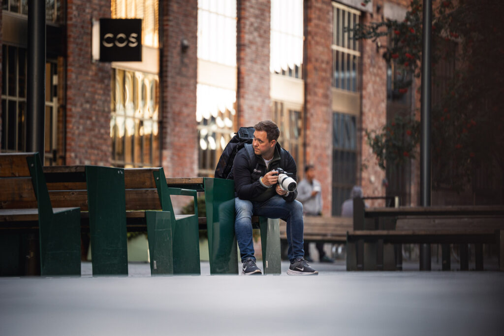 Bilde av Benjamin Lind Enger som skal fotografere for en kunde i Oslo