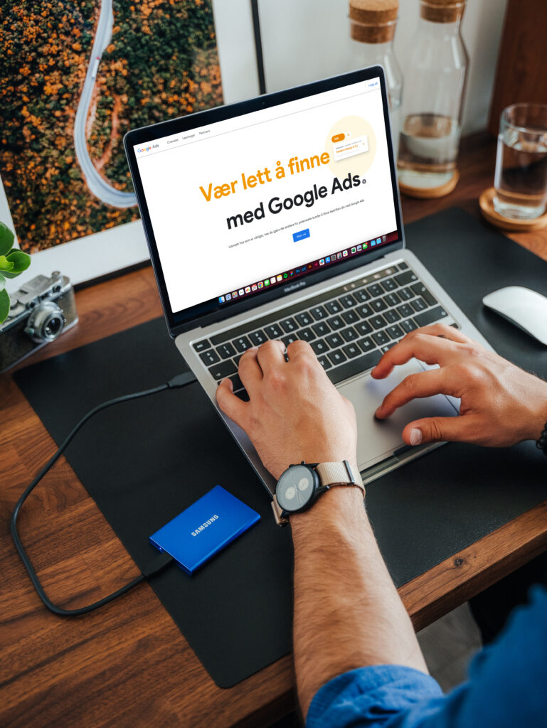Bilde av en mann som jobber på en PC og viser hjemmesiden til Google ADS