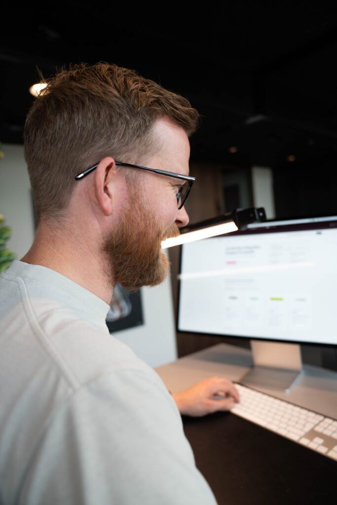 Bilde av en kollega som jobber på en pc