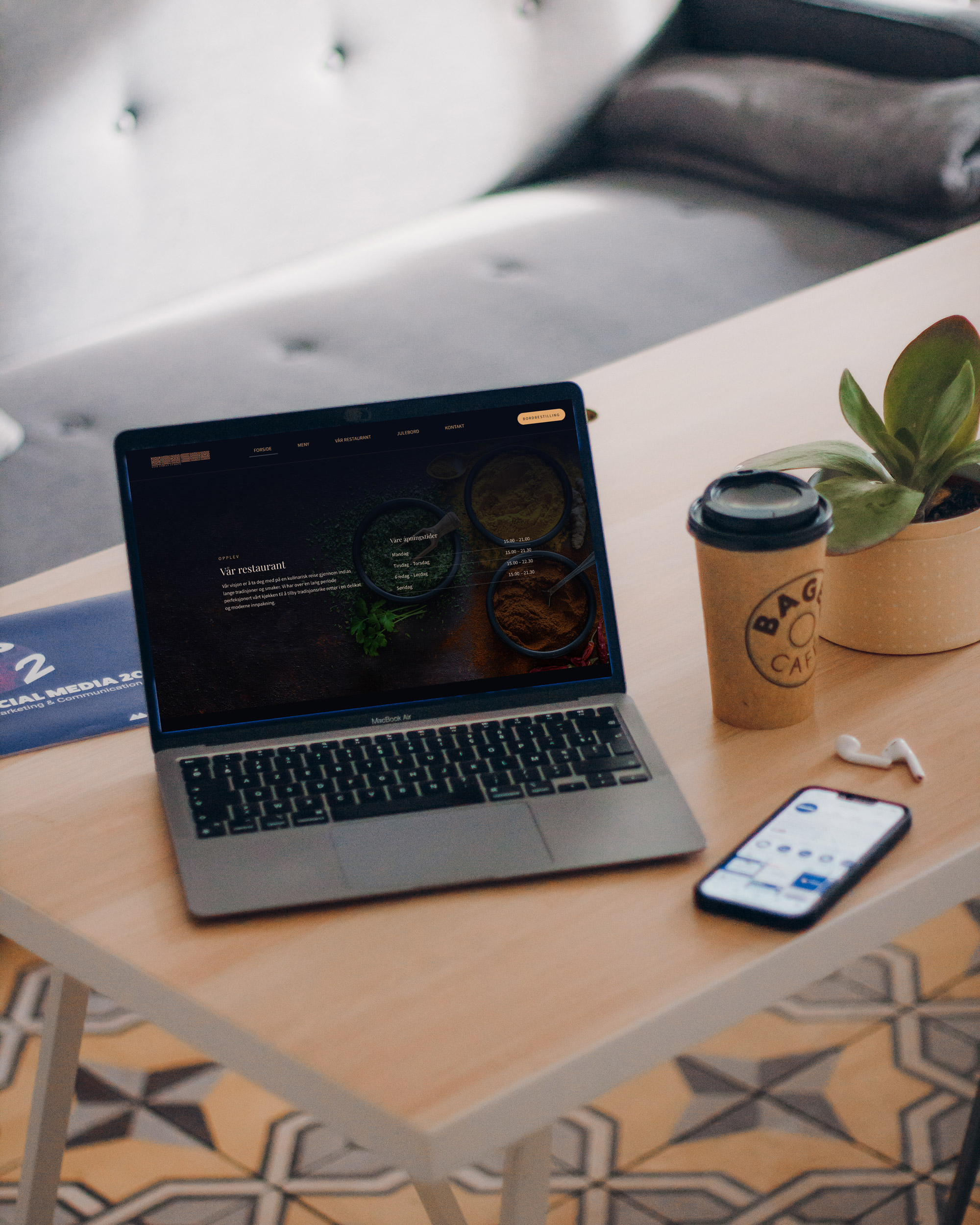 Bilde av en laptop som viser hjemmesiden til Moksha