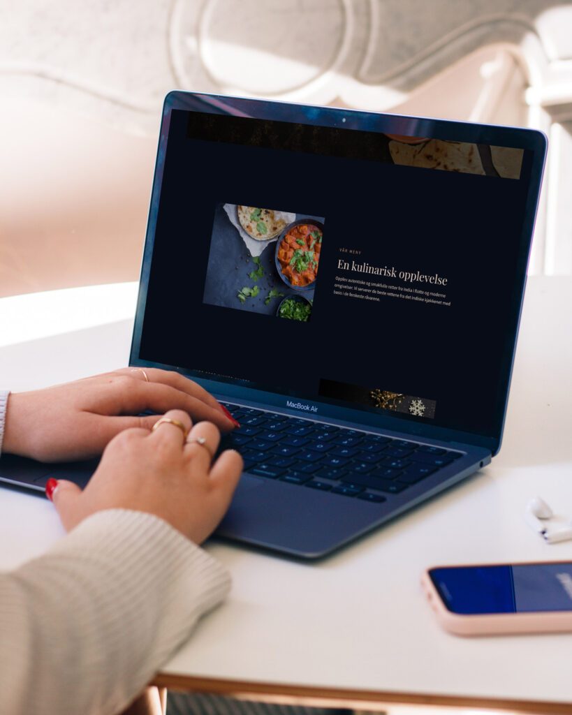 Nærbilde av en MacBook Air som viser forsiden til Moksha
