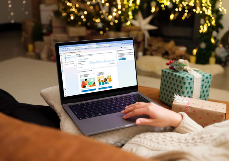 Bilde av en laptop med en typisk jule-bakgrunn. Bildene blir brukt til hvorfor markedsføre i sosiale medier