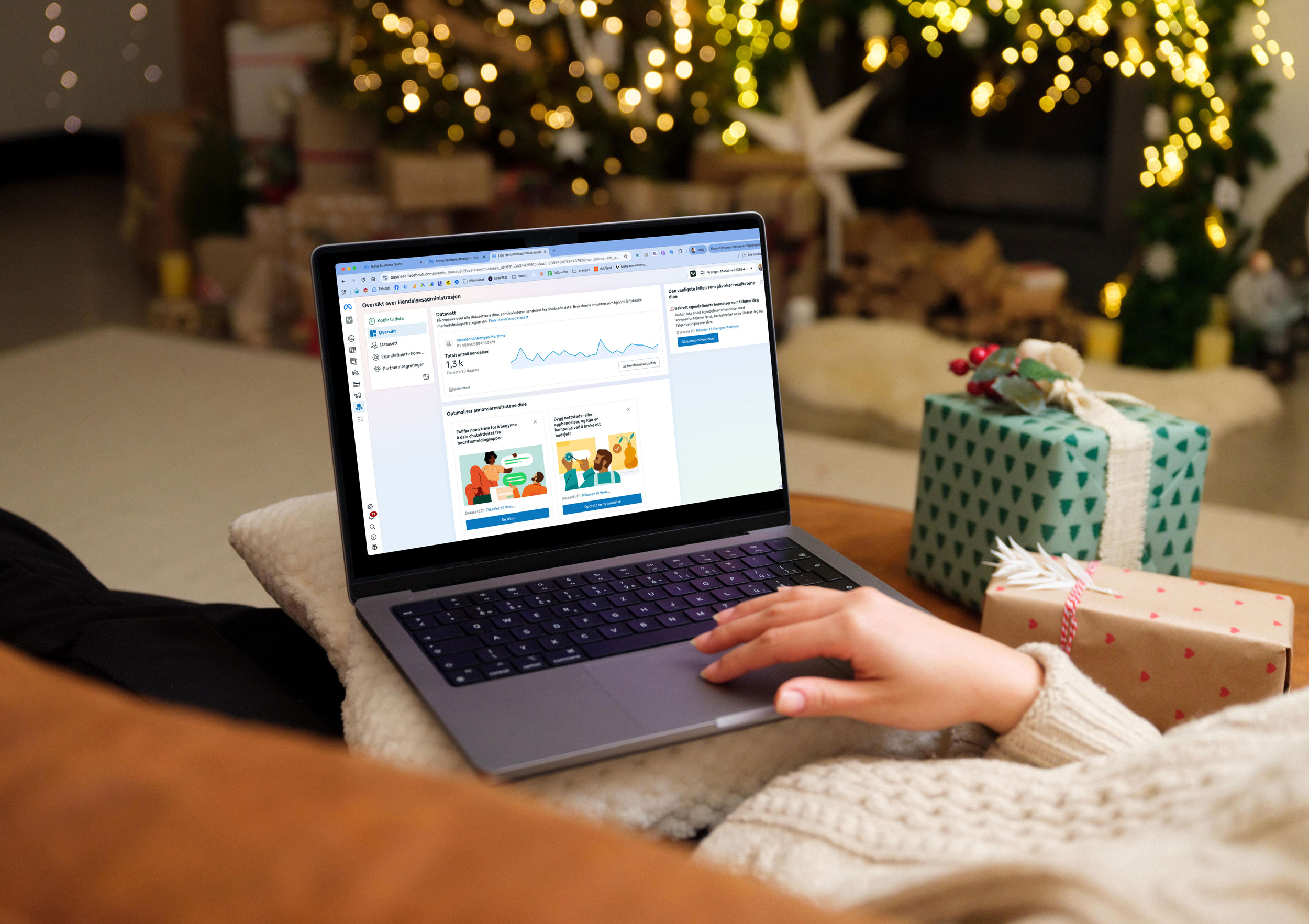 Bilde av en laptop med en typisk jule-bakgrunn. Bildene blir brukt til hvorfor markedsføre i sosiale medier