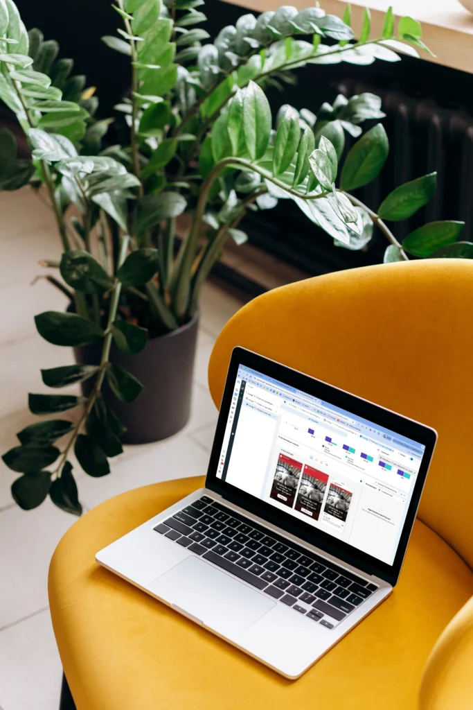 Bilde av en laptop liggende i en gul stol