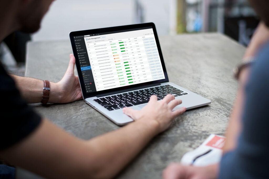 Bærbar maskin som viser Quick 3 implementasjon i WooCommerce