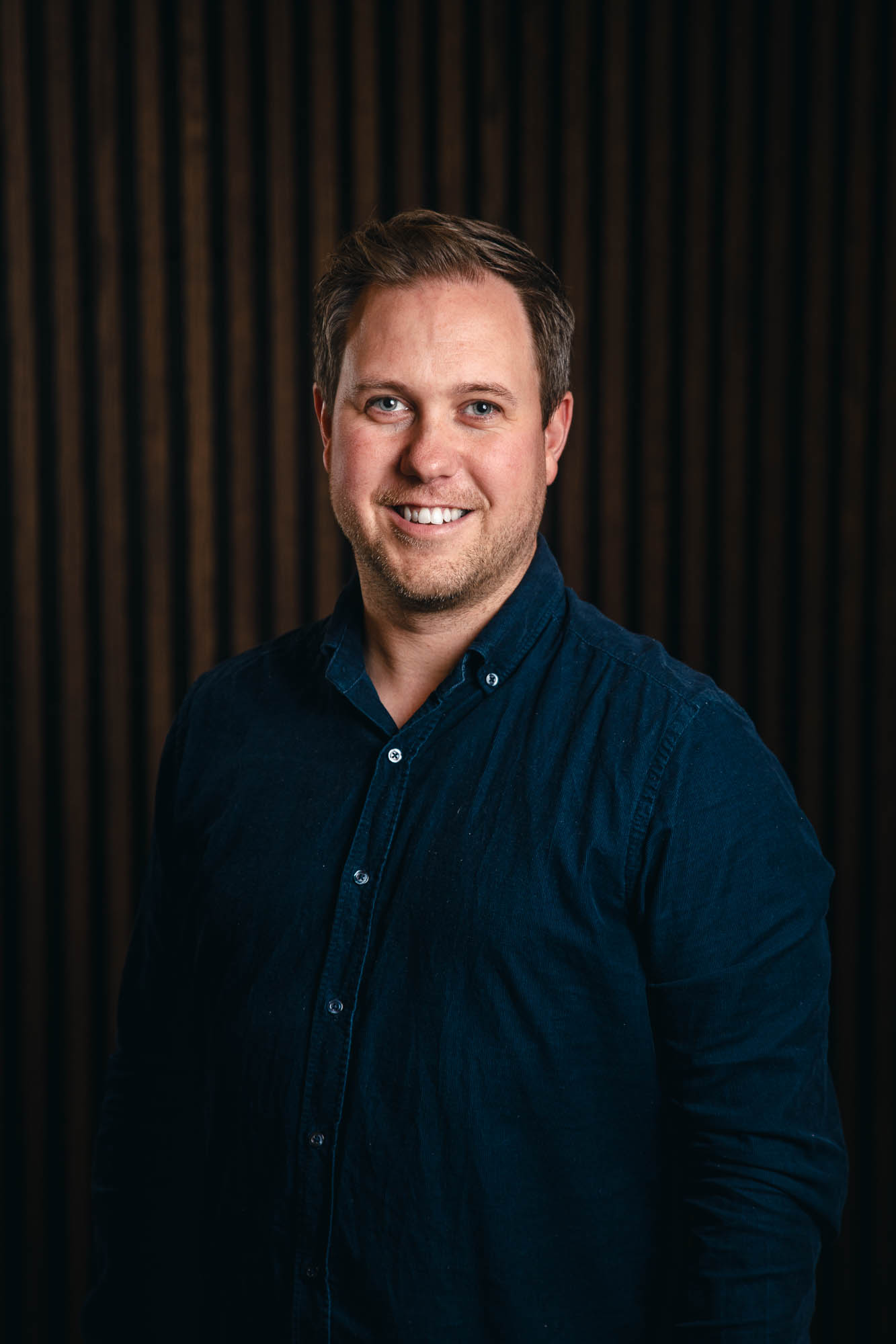 Portrett av Benjamin den Enger som står foran en brun bakgrunn