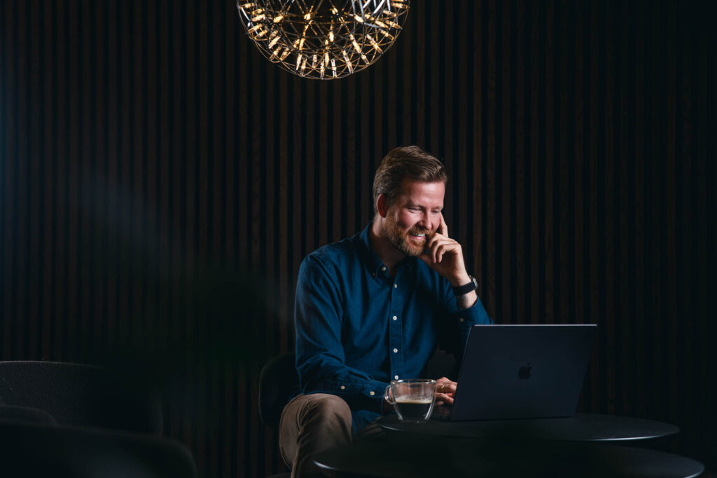 Bilde av Marius Sagen som jobber foran en pcskjerm