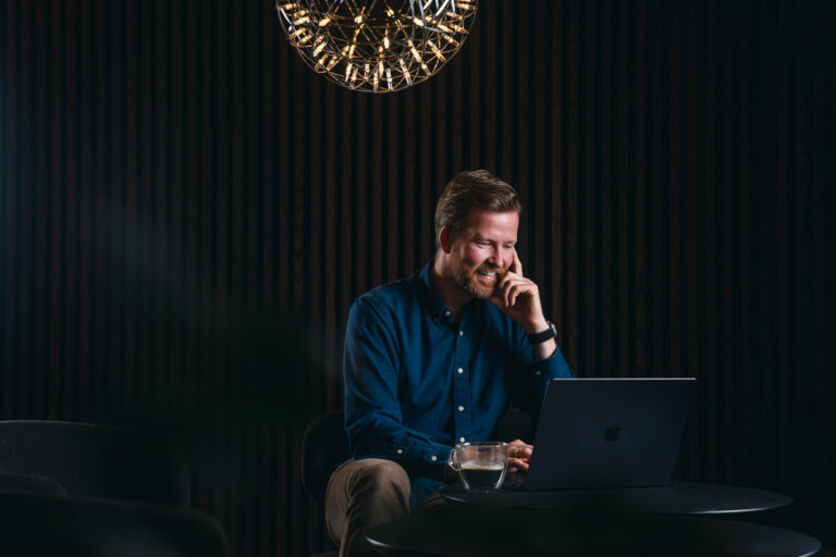 Bilde av Marius Sagen som jobber foran en pcskjerm