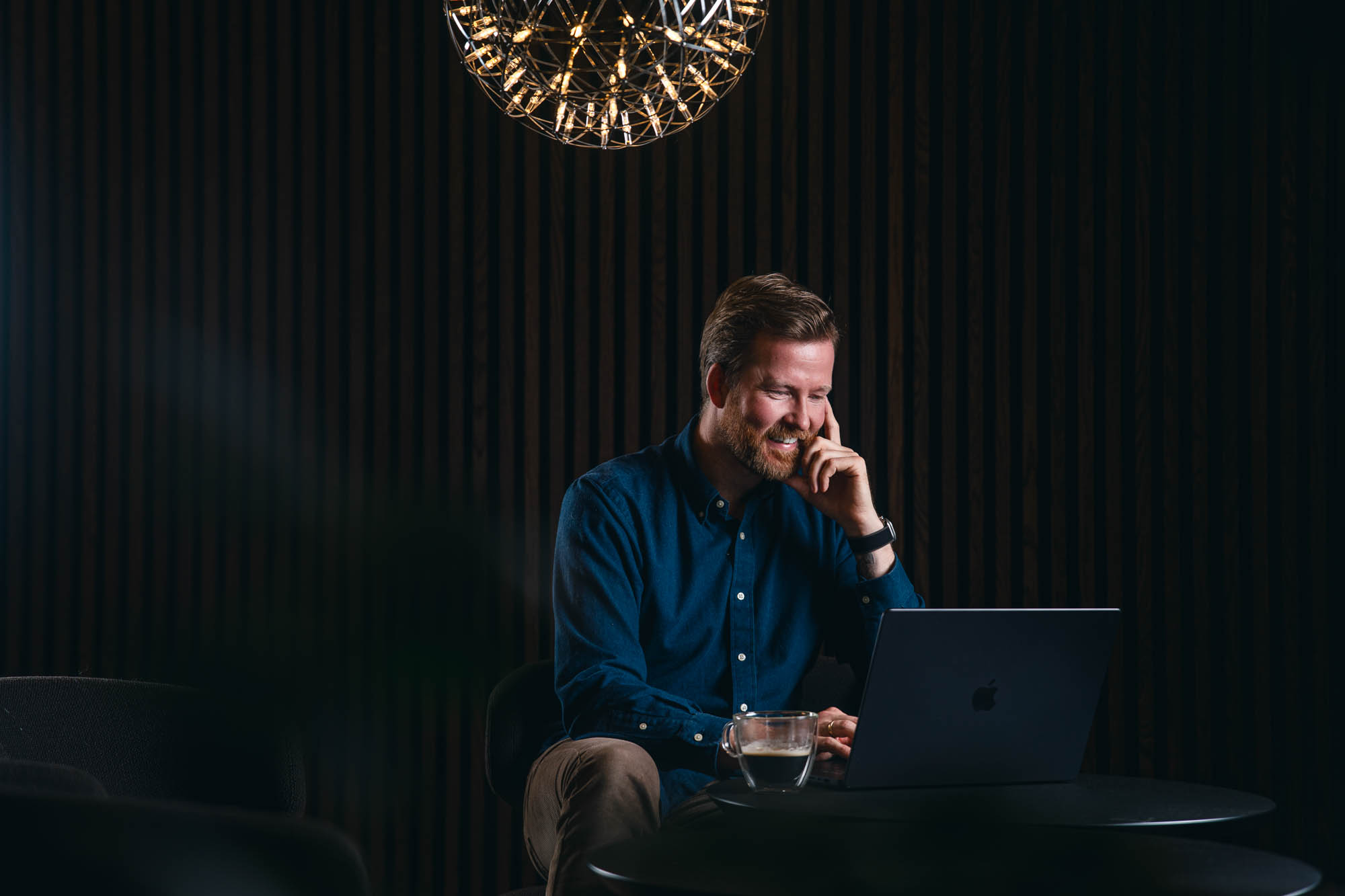 Bilde av Marius Sagen som jobber foran en pcskjerm