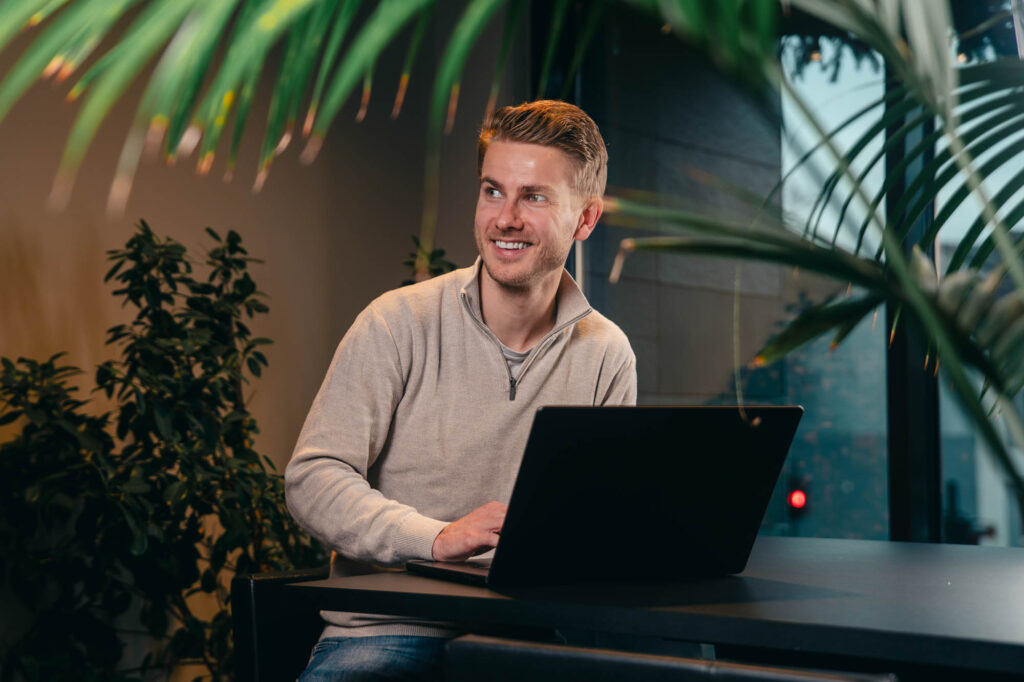 Bilde av en mann som jobber med meta annonsering