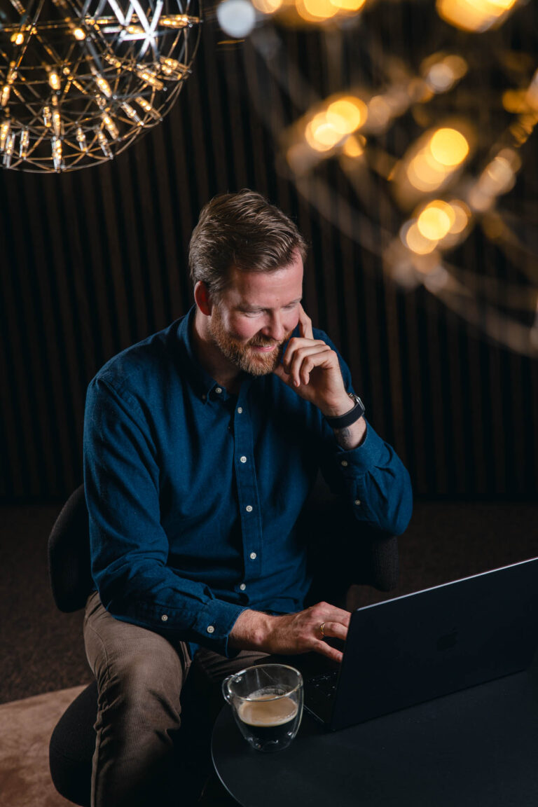 Bilde som viser en mann tatt ovenifra som jobber på en PC