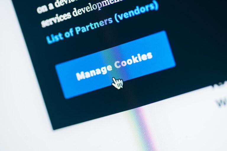 Bilde av en dataskjerm hvor musepekeren holder over en knapp hvor det står "Manage Cookies". Denne skal illustrere effekten av Google Consent Mode V2