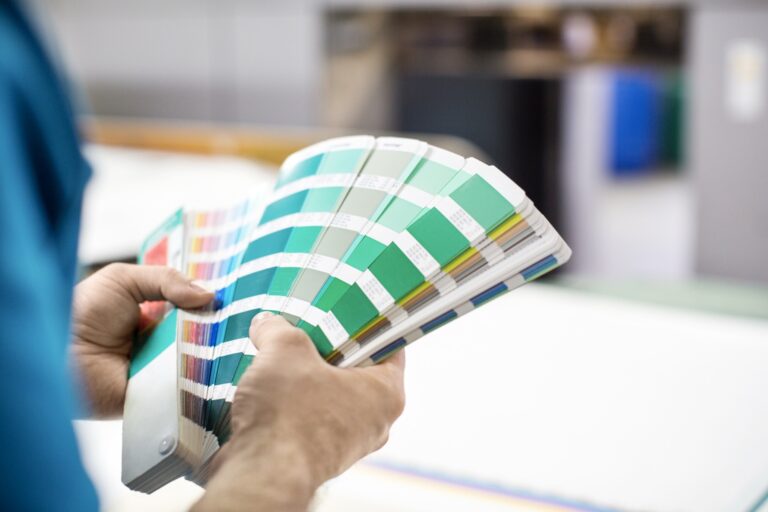 Bilde av et fargekart som viser mange farger og paletter.